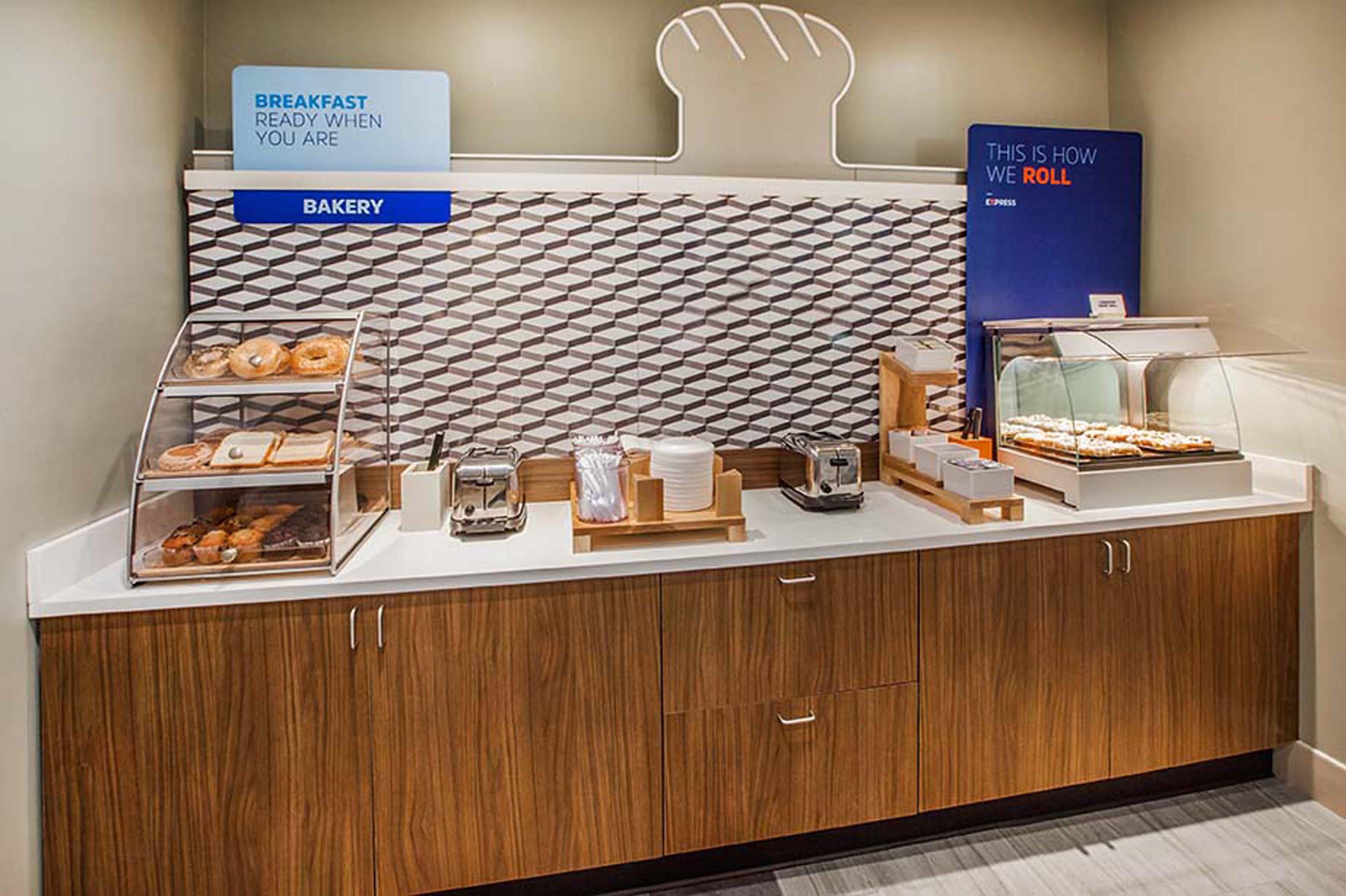 Holiday Inn Express Lawrence By Ihg Exterior photo