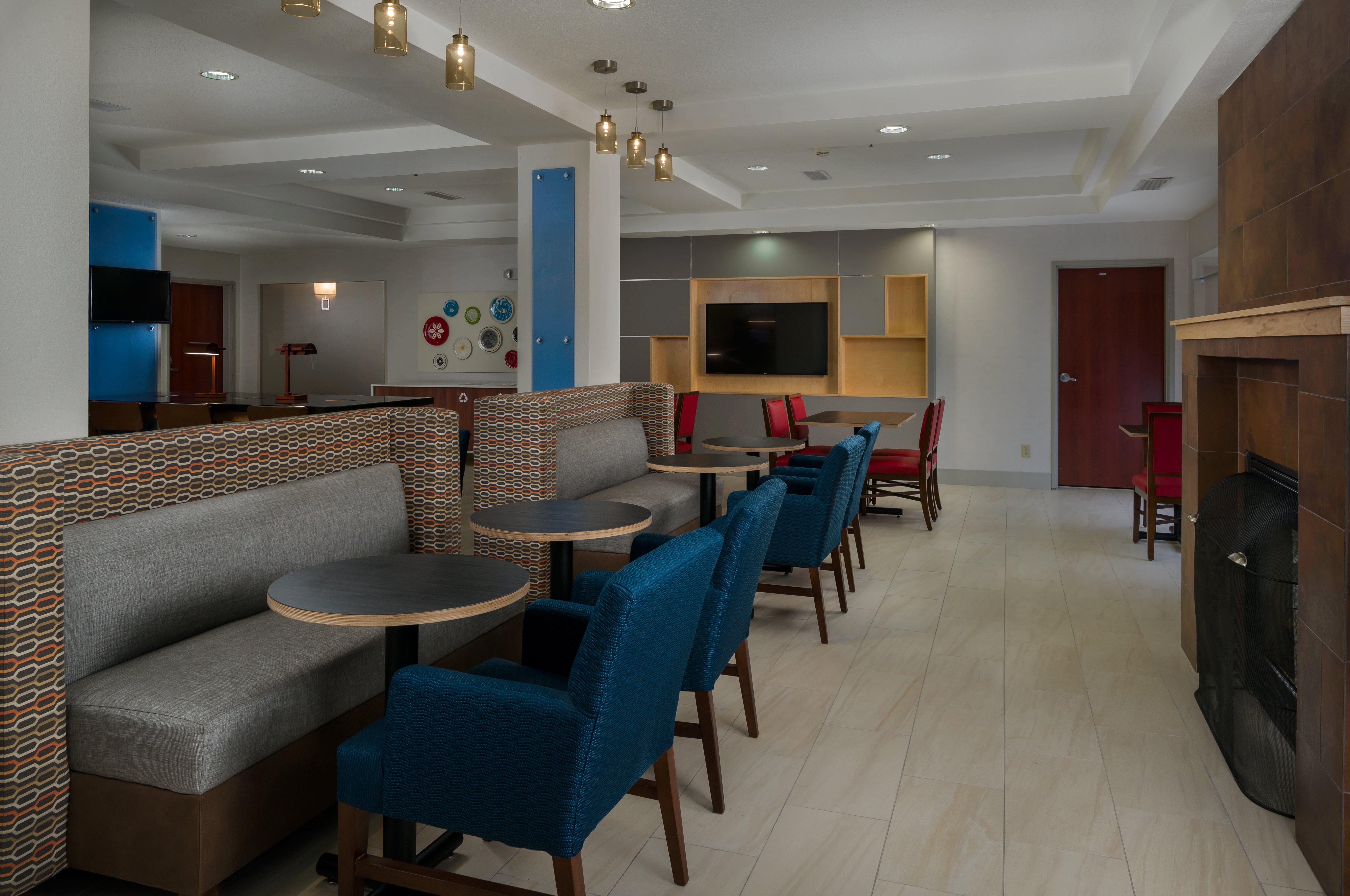 Holiday Inn Express Lawrence By Ihg Exterior photo