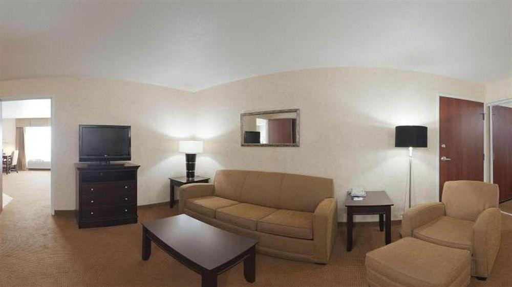 Holiday Inn Express Lawrence By Ihg Exterior photo