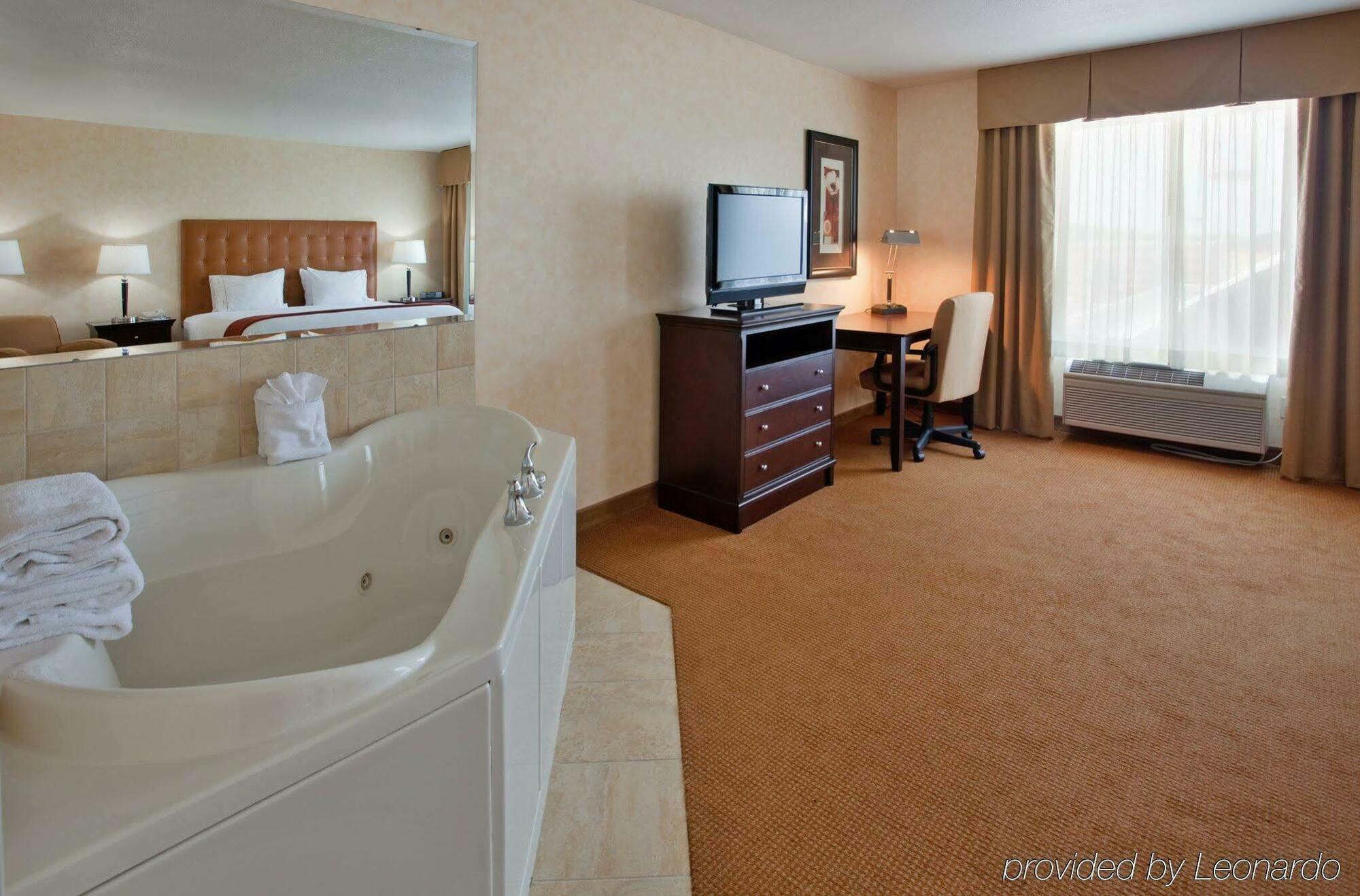 Holiday Inn Express Lawrence By Ihg Exterior photo