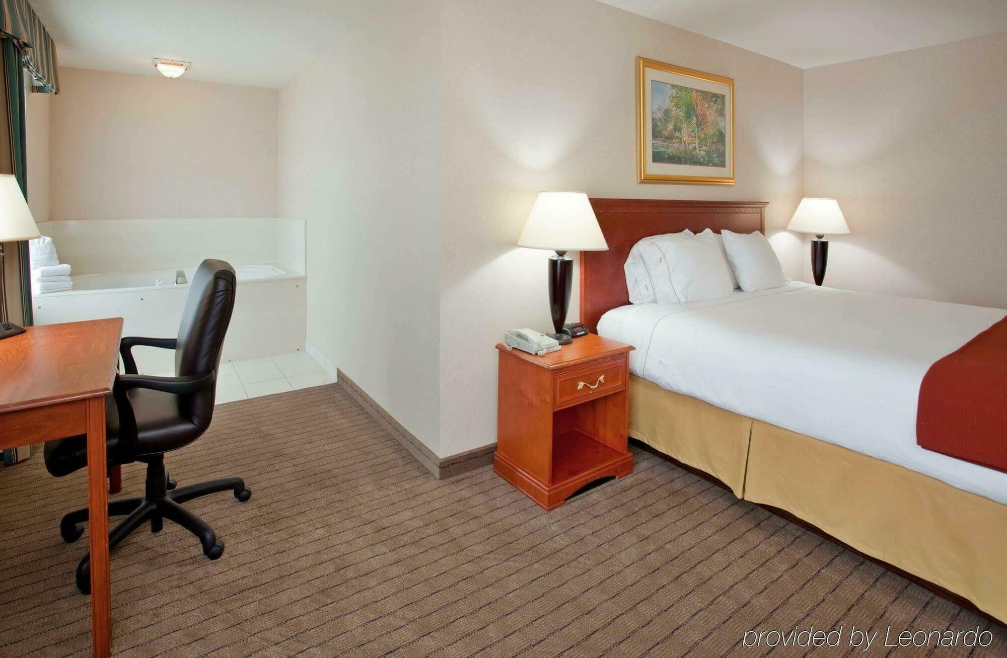 Holiday Inn Express Lawrence By Ihg Exterior photo